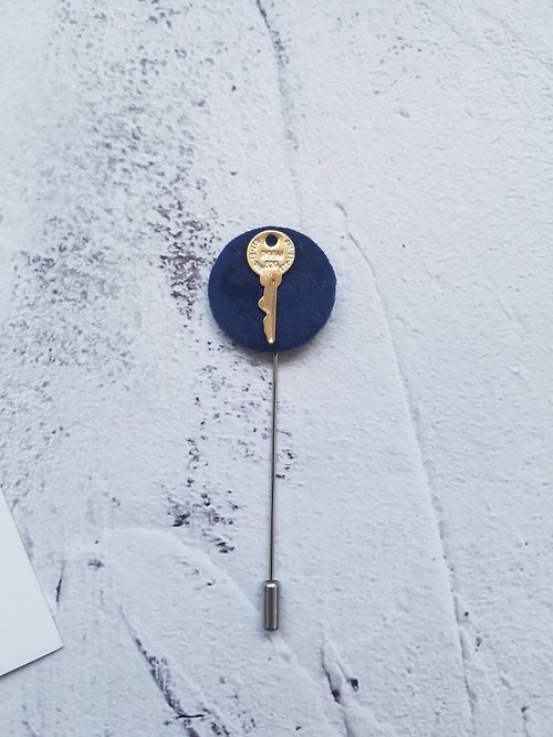 愛迪生研究所 英倫風寶藍色絨面鑰匙包扣胸針西裝一字針插針胸花