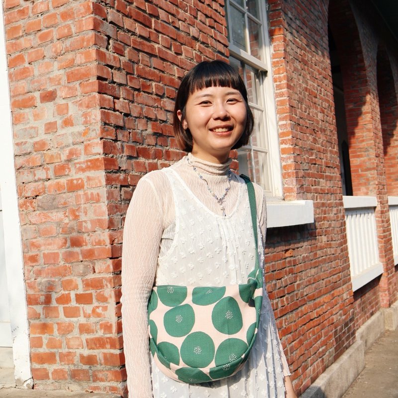 半月斜背包 / 綠色鈕扣 - 側背包/斜背包 - 棉．麻 多色