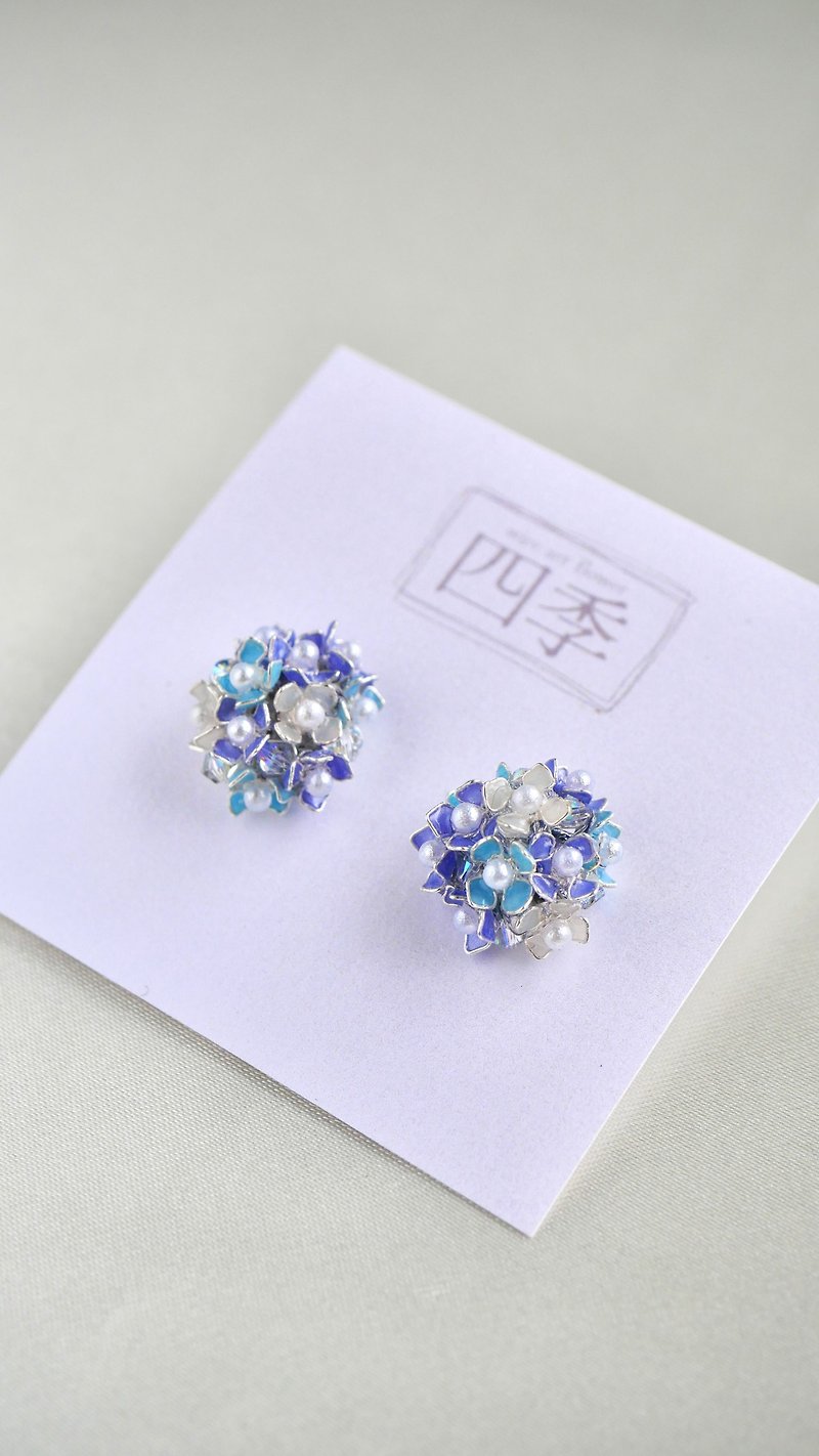 hydrangea earring/pierce - ต่างหู - วัสดุอื่นๆ สีน้ำเงิน