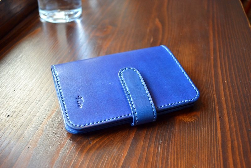 本物の牛革の手作りパスポートホルダー、磁気バックル付きIDバッグ、カスタマイズ可能な色と英語のテキスト印刷 - パスポートケース - 革 ブルー