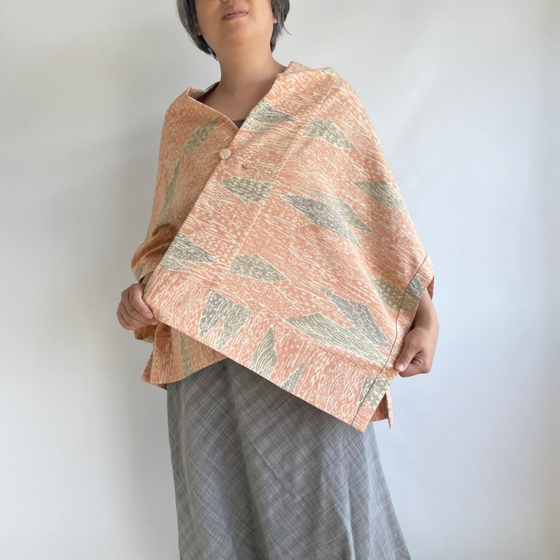【1点もの】さんかく羽織 ブローチ付き -絹 着物地 紬 桃色に水色と緑の島の風景 - 女上衣/長袖上衣 - 絲．絹 粉紅色