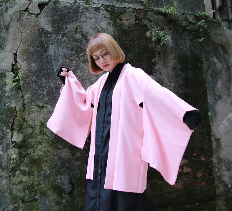 Back to Green::日本帶回和服 草莓牛奶糖 壓紋 vintage kimono (KC-06) - 外套/大衣 - 絲．絹 粉紅色