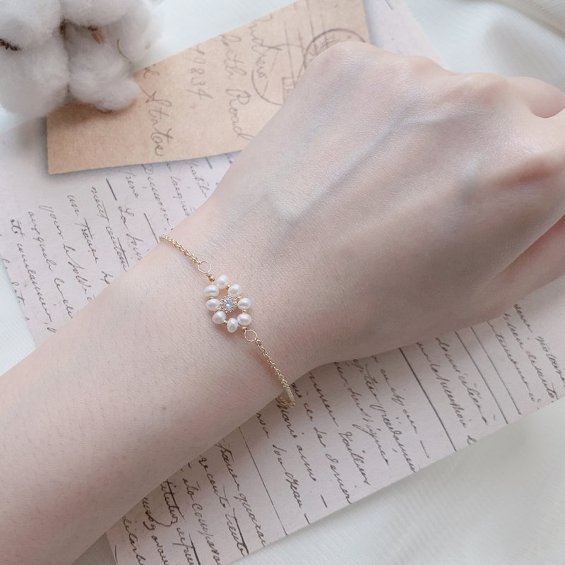 Light you up pearl small petal bracelet SL349 - สร้อยข้อมือ - วัสดุอื่นๆ สีทอง