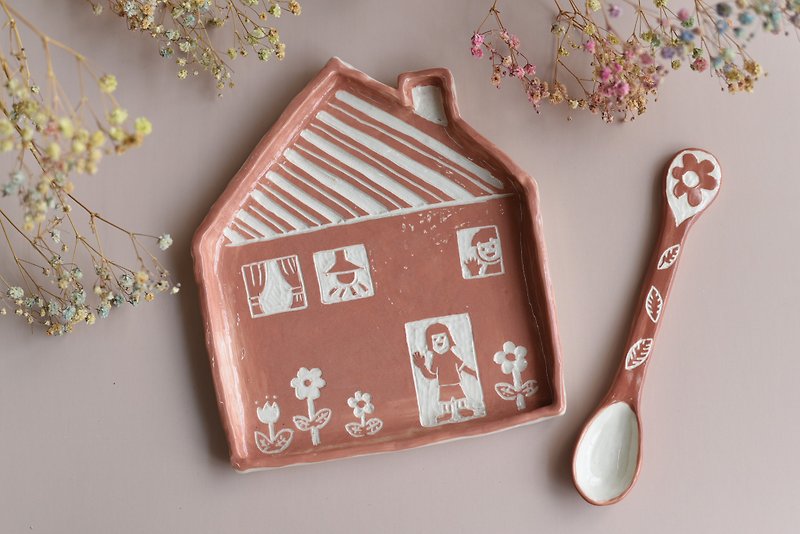 House-shaped hand-carved pottery plate with spoon - จานและถาด - ดินเผา 