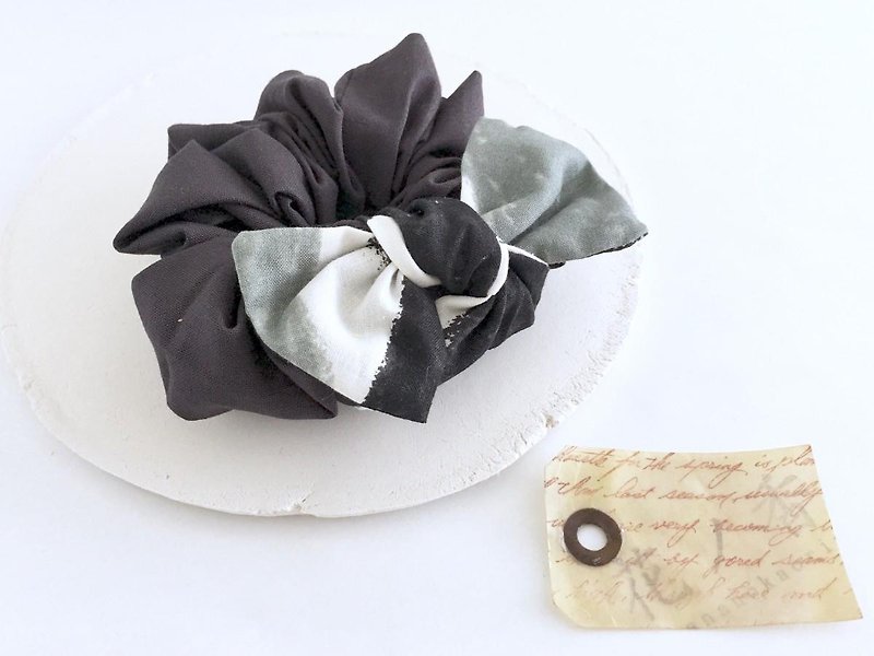 Pattern ribbon chouchou. (チャコールブラック) - 髮夾/髮飾 - 棉．麻 黑色