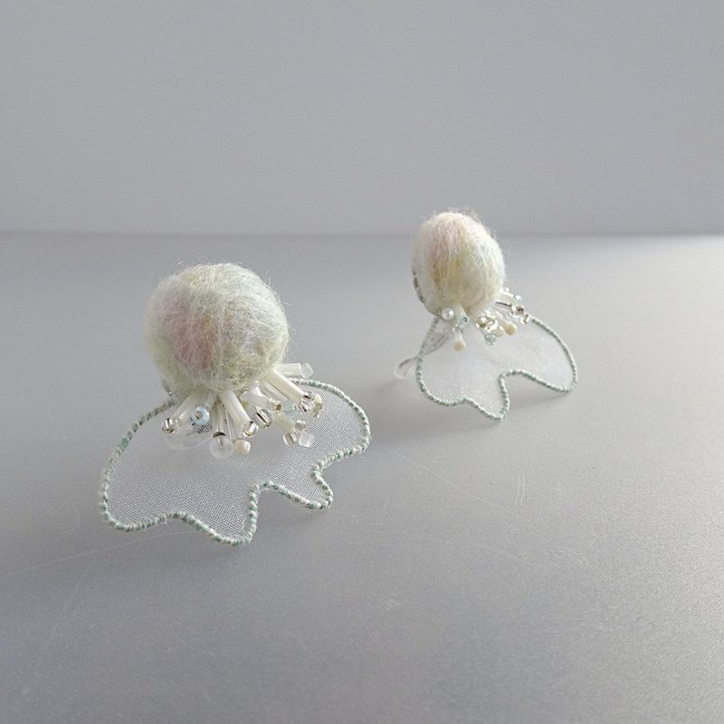 Clipped earrings    wool and organdy earrings - ต่างหู - งานปัก ขาว