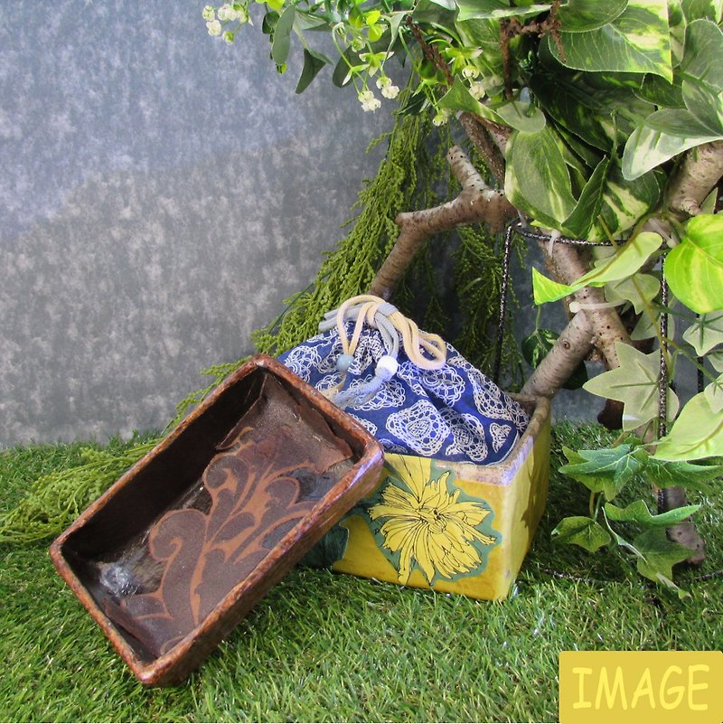 Basket/accessory case/Ikkanbari/hand-drawn flower lover arranged on yellow washi paper/inside is Khaki patterned paper cloth drawstring bag, small box FREE - อื่นๆ - กระดาษ สีเหลือง