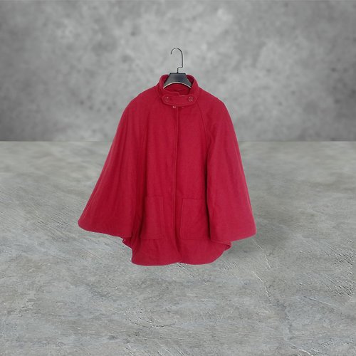 蘿綺莉蕾芭索 暗紅色 毛料 口袋 釦式固定袖口 斗篷 暗排釦 立領 外套 OPME20