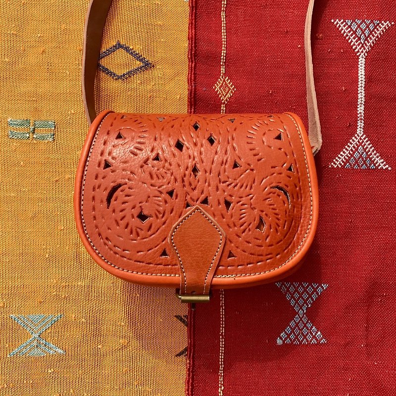 Morocco hand-carved carved bag Marrakech blood orange - กระเป๋าแมสเซนเจอร์ - หนังแท้ สีส้ม