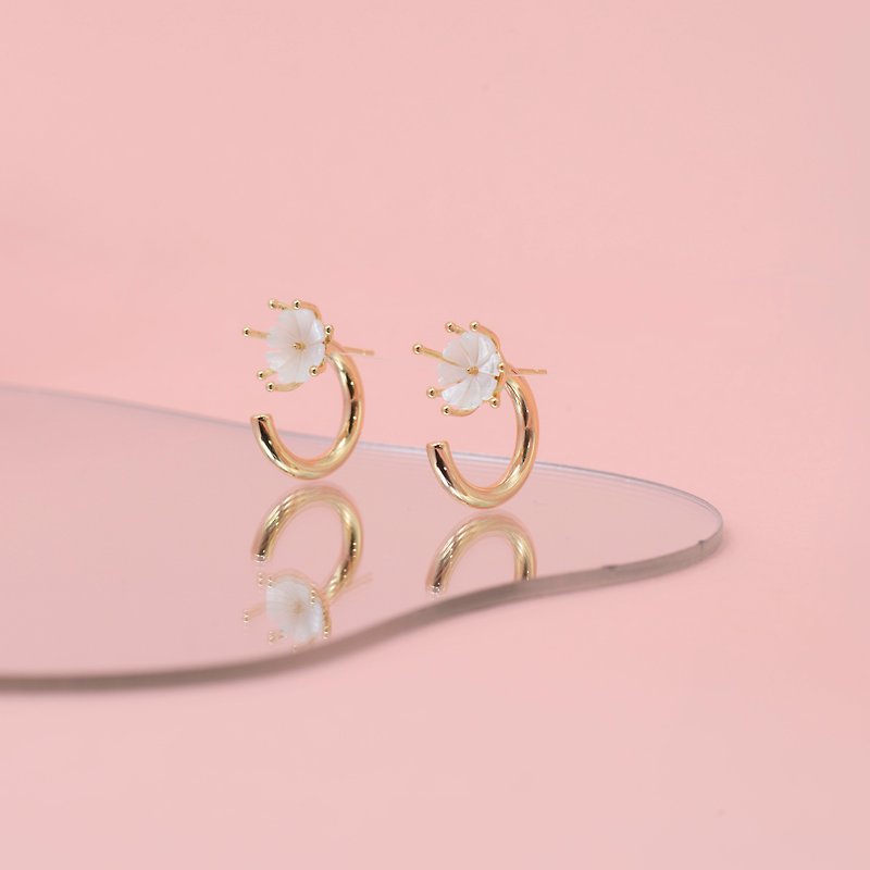 Daily Style-Shell Flower Metal Back Extension Earrings - ต่างหู - เปลือกหอย ขาว