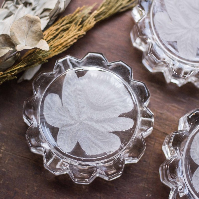 Habitat SECLUSION OF SAGE / Orchid embossed glass dish - Small Plates & Saucers - Glass Transparent