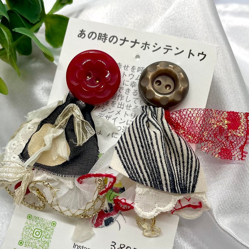 Vintage button torn beige antique lace tassel 2way earrings - Earrings & Clip-ons - Cotton & Hemp Red
