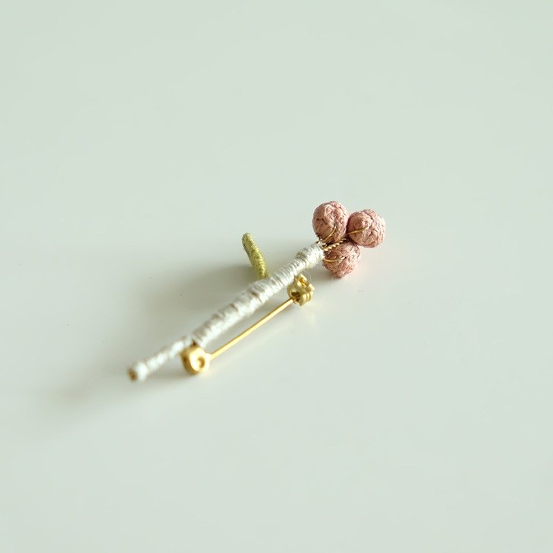 针织绣花球扣针 //Knitted embroidered flower ball pin - 胸針 - 繡線 多色