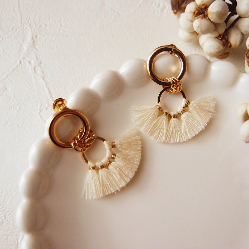 Autumn and winter tassel x white-clip-on earrings pin earrings Stainless Steel earrings - ต่างหู - ผ้าฝ้าย/ผ้าลินิน ขาว