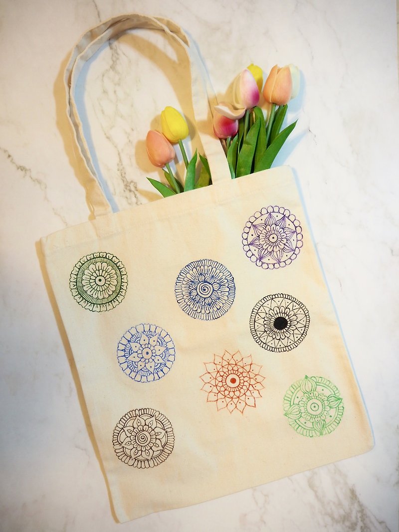 Hand-painted canvas bag Hand-painted bag Native Henna Mandala Painted Hanna Mandala Zen around - กระเป๋าแมสเซนเจอร์ - ผ้าฝ้าย/ผ้าลินิน ขาว