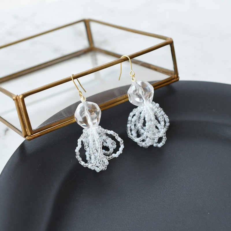 Transparent ice bead tassel earrings - ต่างหู - ไฟเบอร์อื่นๆ ขาว