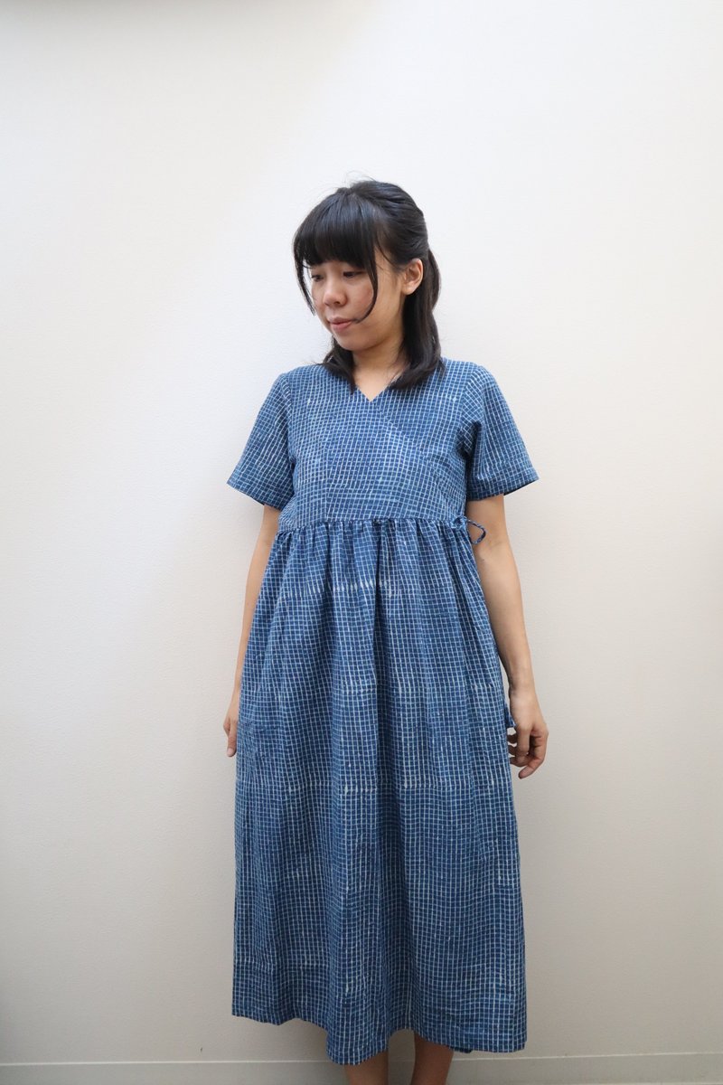 Small check indigo cache-coeur dress, short sleeves - ชุดเดรส - ผ้าฝ้าย/ผ้าลินิน สีน้ำเงิน