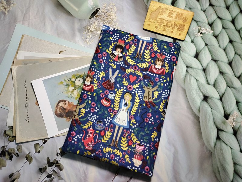 American designer fabric dark blue gilding Alice cloth book cover - cloth book cover can be applied to A5/25K specifications - ปกหนังสือ - ผ้าฝ้าย/ผ้าลินิน 