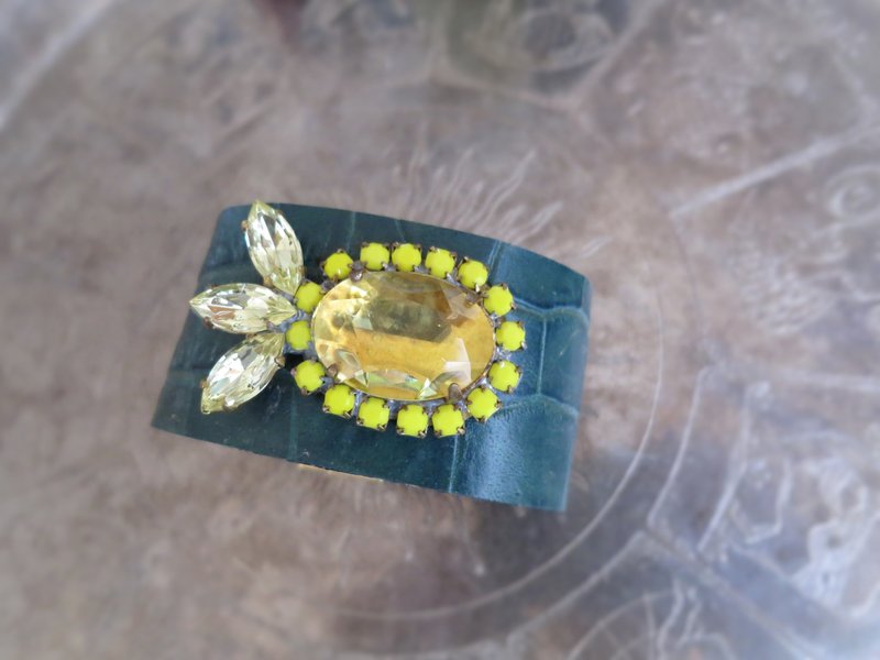 レザー カフ ビジューブレスレット vintage bijou bracelet <LC2-pineapple> - 手鍊/手環 - 真皮 綠色