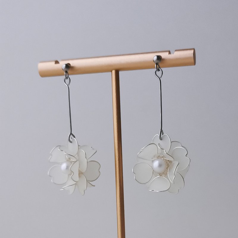 【Veverka】梅香 - 両面マットタイプ - レジンとシルバーのピアス。造花液、クリスタルフラワー、レジンフラワー - ピアス・イヤリング - レジン シルバー