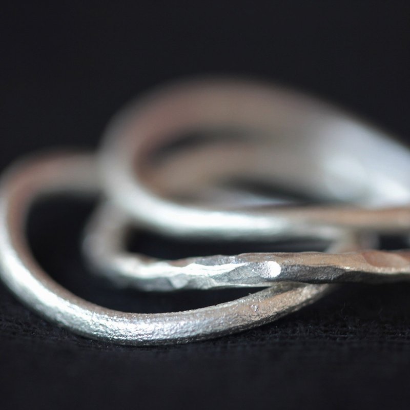 Handmade set of stackable hammered bent silver rings (R0022) - แหวนทั่วไป - เงิน สีเงิน