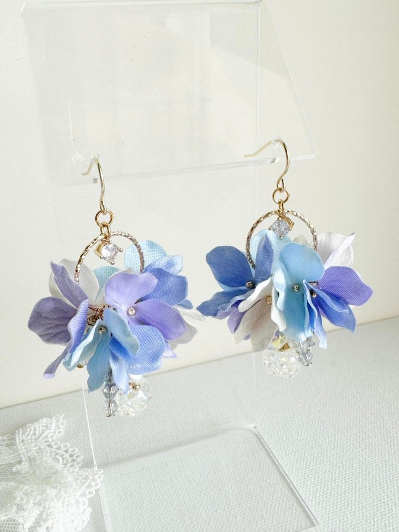 Rosy Garden Monet Hydrangea with liquid inside glass ball earring ring style - ต่างหู - แก้ว สีม่วง