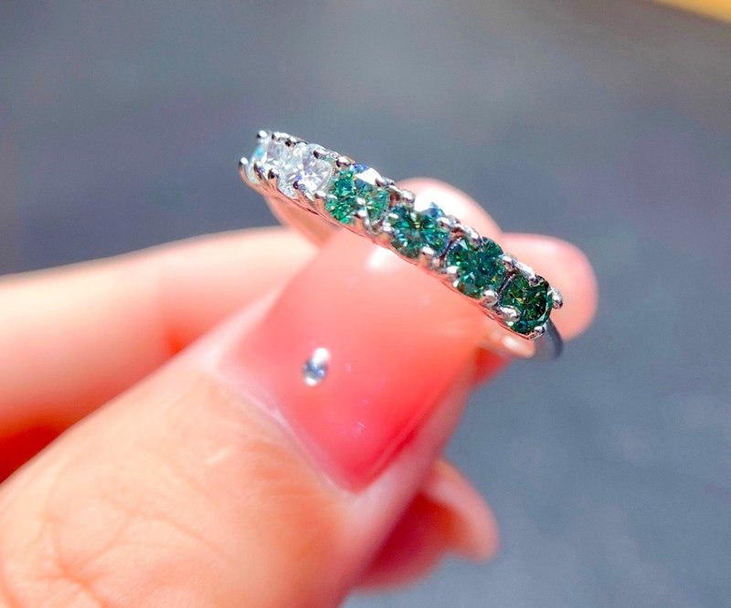 White and Green Moissanite Band, Moissanite Band Ring, Delicate Ring - 戒指 - 其他金屬 銀色