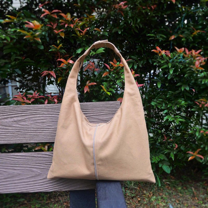 Croissant handbag/horn shoulder bag/canvas bag - กระเป๋าถือ - ผ้าฝ้าย/ผ้าลินิน สีกากี