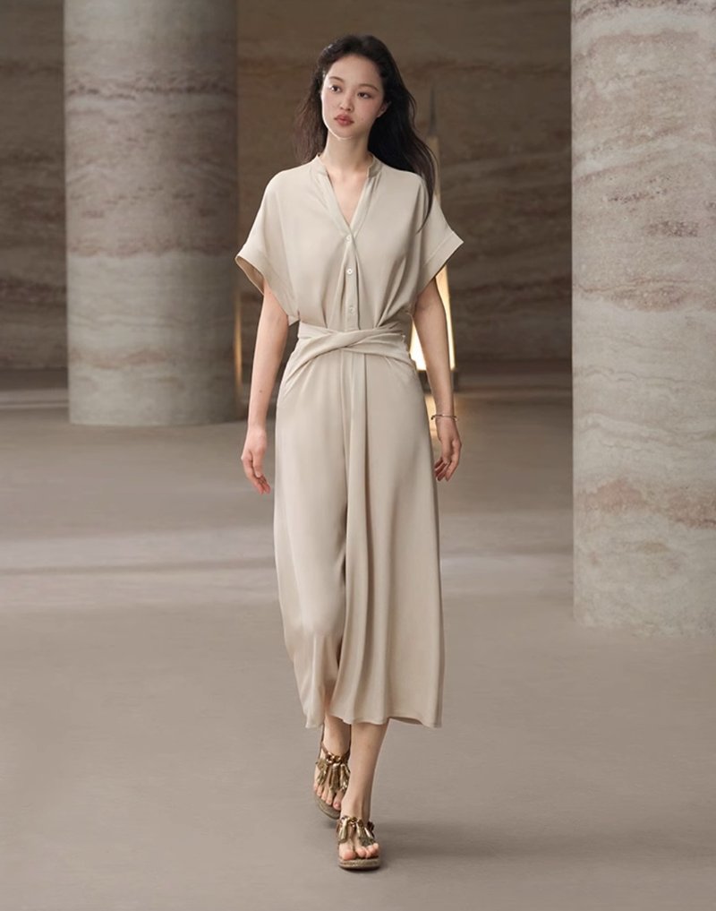 Zen Pāra Acetate Matte Pleated Dress - ชุดเดรส - วัสดุอื่นๆ ขาว