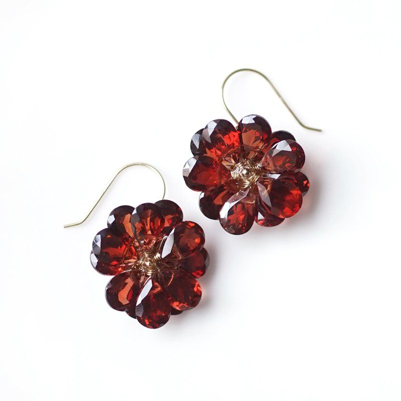 14KGFガーネットの花びらによるダリアのピアス　Dahlia - 耳環/耳夾/耳骨夾 - 寶石 紅色