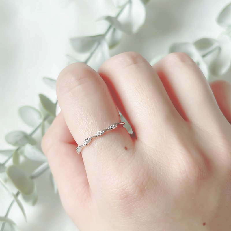 純銀紐結小鑽戒指 可調式戒指 - 戒指 - 寶石 銀色