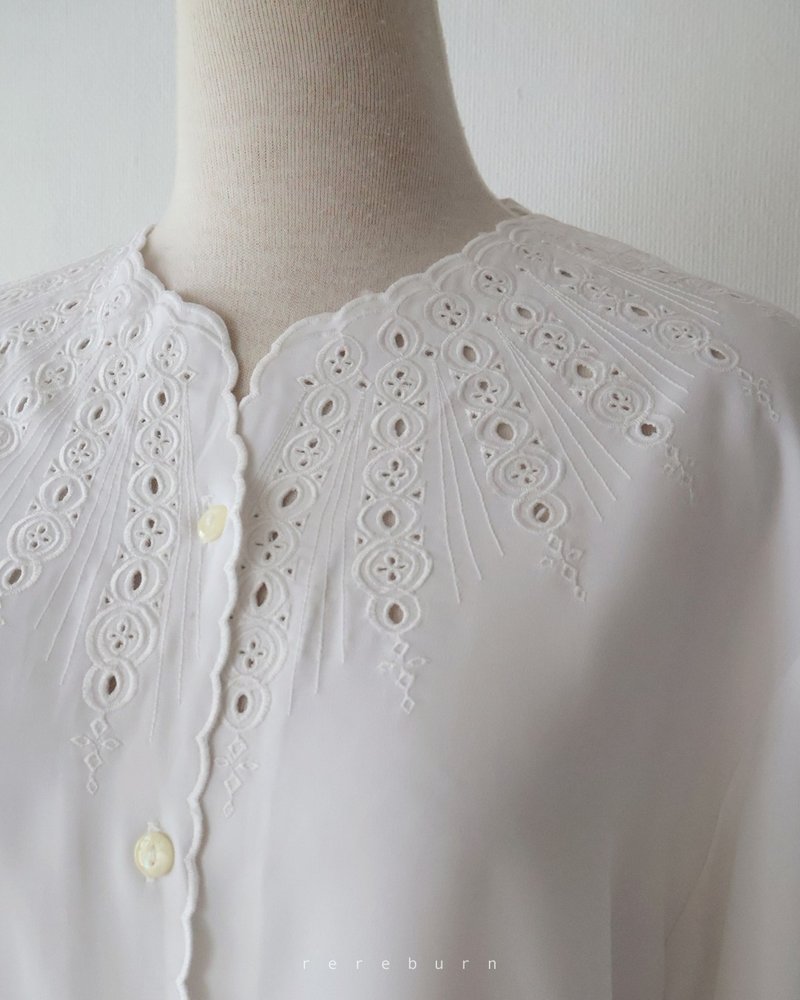 Vintage Geometric Embroidered Collar Loose Oversized European Style Long-Sleeve White Retro Shirt - เสื้อเชิ้ตผู้หญิง - เส้นใยสังเคราะห์ ขาว