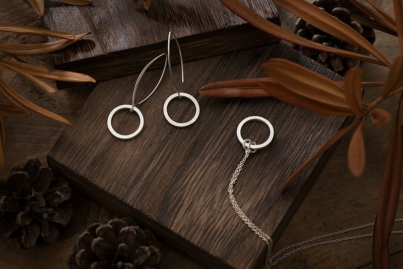 Circular loop - handmade sterling silver long earrings Silver Earrings dangle - ต่างหู - โลหะ ขาว