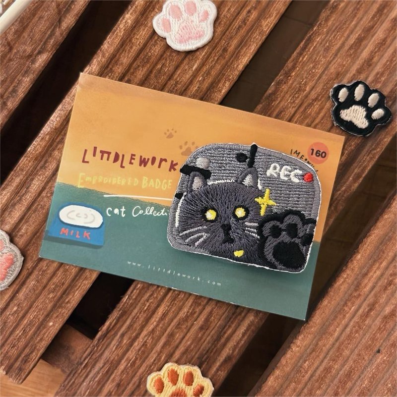 刺繡燙貼/別針 |  貓咪 - 夜班監控貓 | Littdlework - 徽章/別針 - 繡線 多色