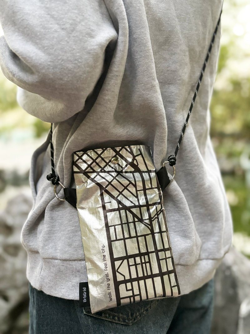 都市テクスチャー スマホポーチ - ショルダーバッグ - サステナブル素材 シルバー