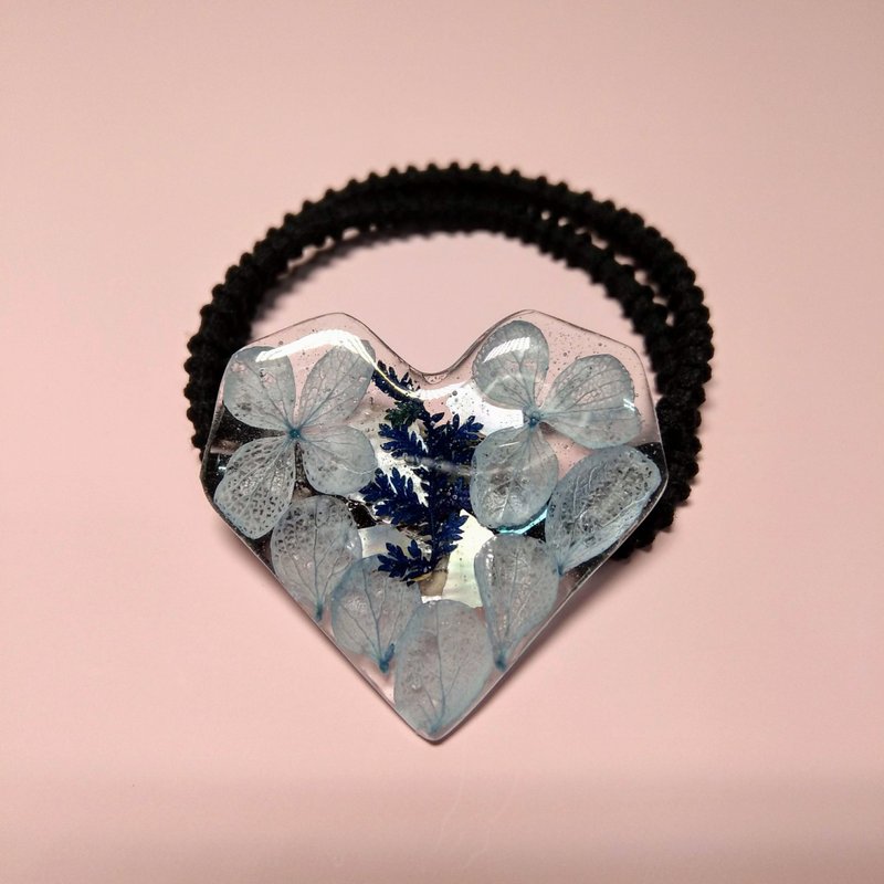 Blue Hydrangea Hair Tie Love Heart-shaped Preserved Flower Hair Ornament - เครื่องประดับผม - เรซิน สีน้ำเงิน