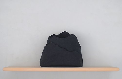 1983ER 墨黑之山 黑色 帆布包 全手作側背包 山岳造形背袋 - YuYueBag