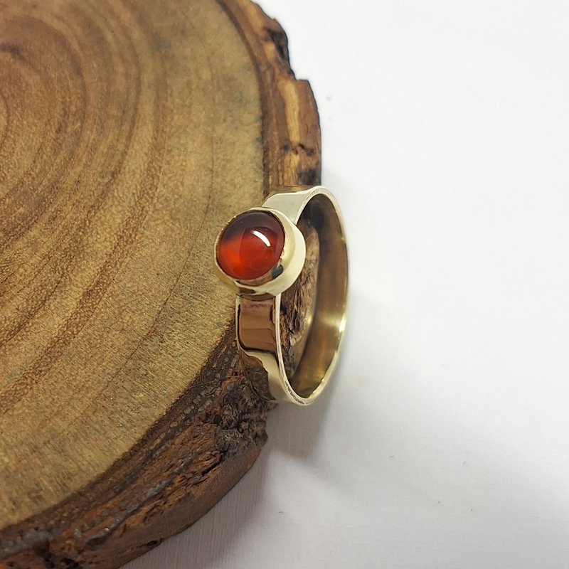 Shiqing Metalworking | Shine of Red Jade | Red Agate Bronze Ring - แหวนทั่วไป - ทองแดงทองเหลือง สีทอง