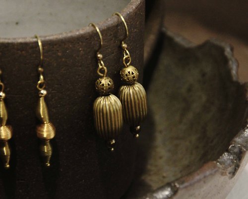 生生蔓 :: 復古黃銅手作飾品 .vintage accessories 長南瓜與可愛紋飾圓球耳環