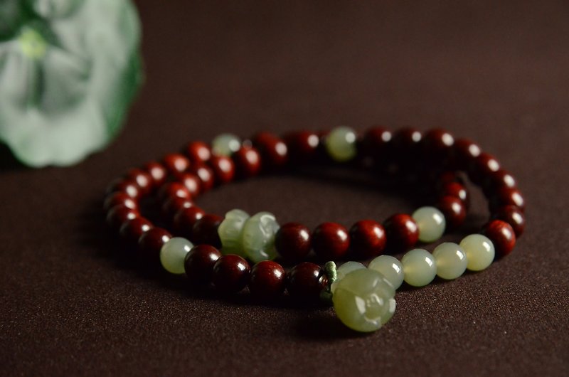 [Lotus] Natural small-leaf red sandalwood and field jade beads with budded lotus and lotus bracelets - Bracelets - Wood Brown