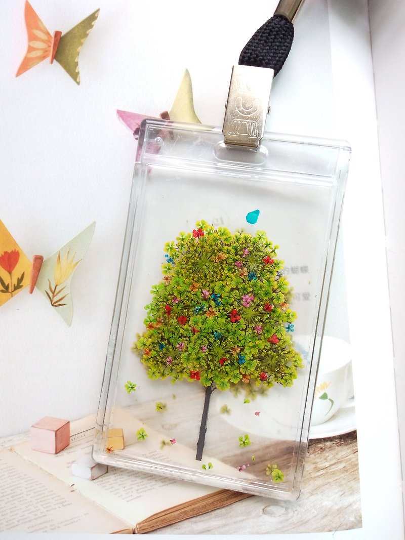 Handmade pressed flower cardholder. Beautiful and useful gift - ที่ใส่บัตรคล้องคอ - พลาสติก สีเขียว