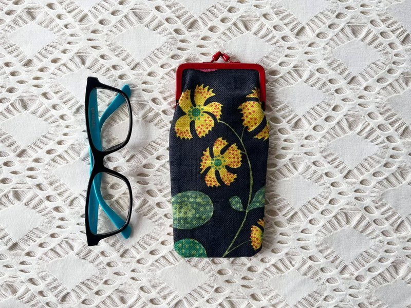 70s Black yellow and green FLORALS printed // RED BOLD metal frame glasses case - 其他 - 棉．麻 紅色