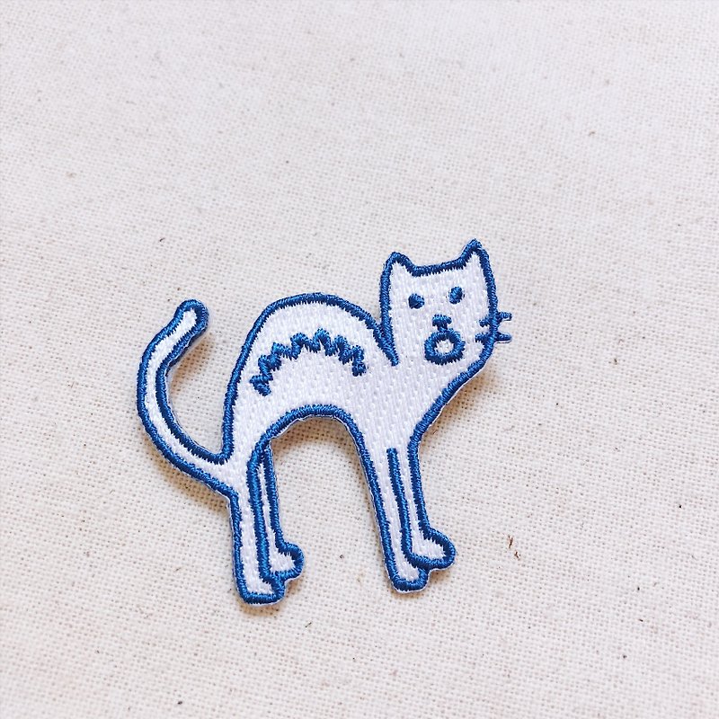World-weary cat series fried hair cat embroidered badge - Badges & Pins - Other Materials White