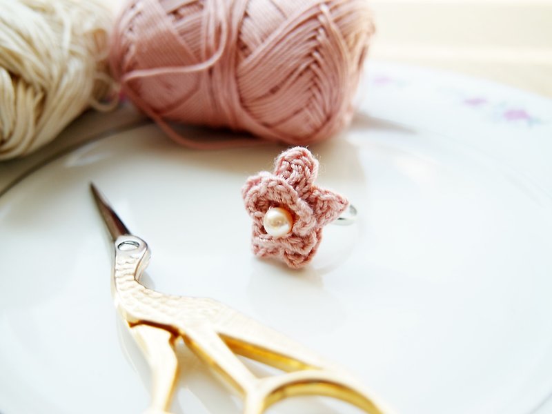 フレンチピンクの人工真珠とピンクのレース糸の手編みフラワーリングBR044 - リング - 刺しゅう糸 ピンク