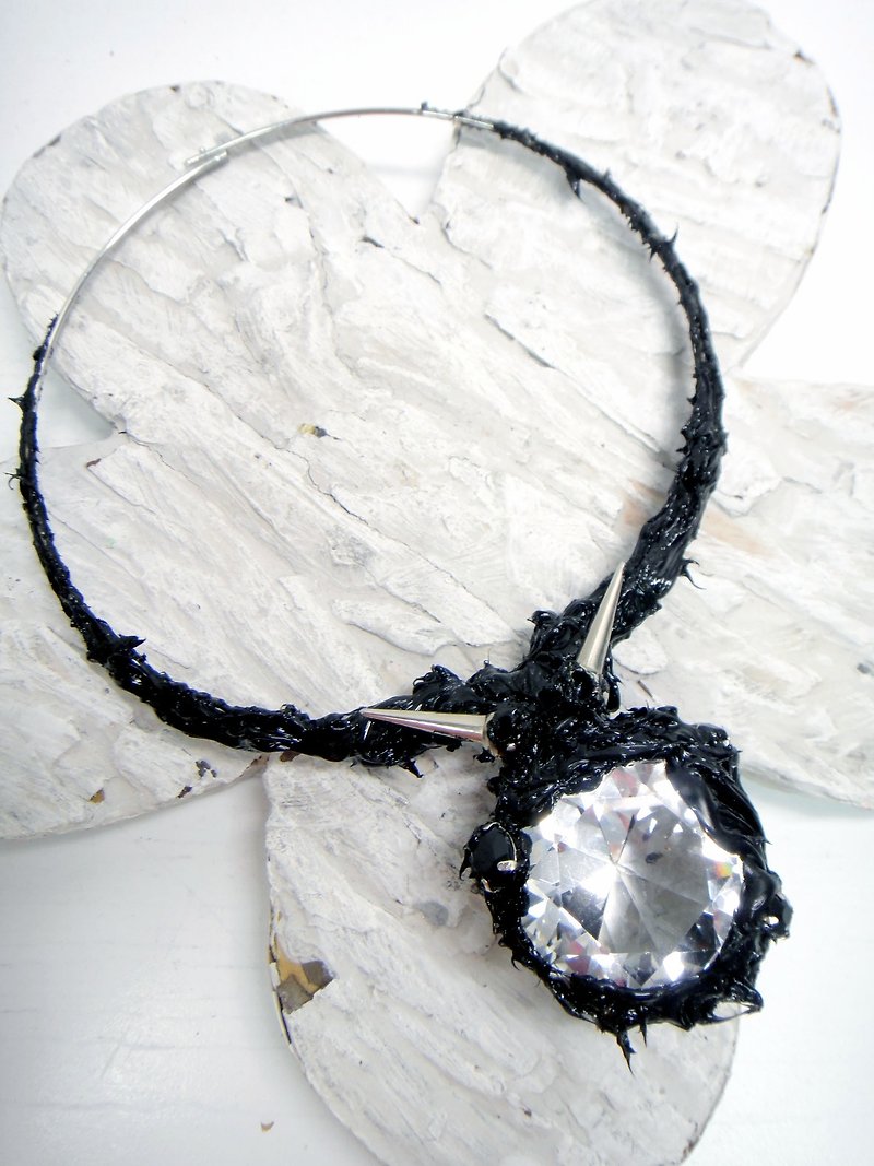 TIMBEE LO black soft rubber giant diamond collar black pattern hand-made hand-made art style fashion - สร้อยคอ - โลหะ สีดำ