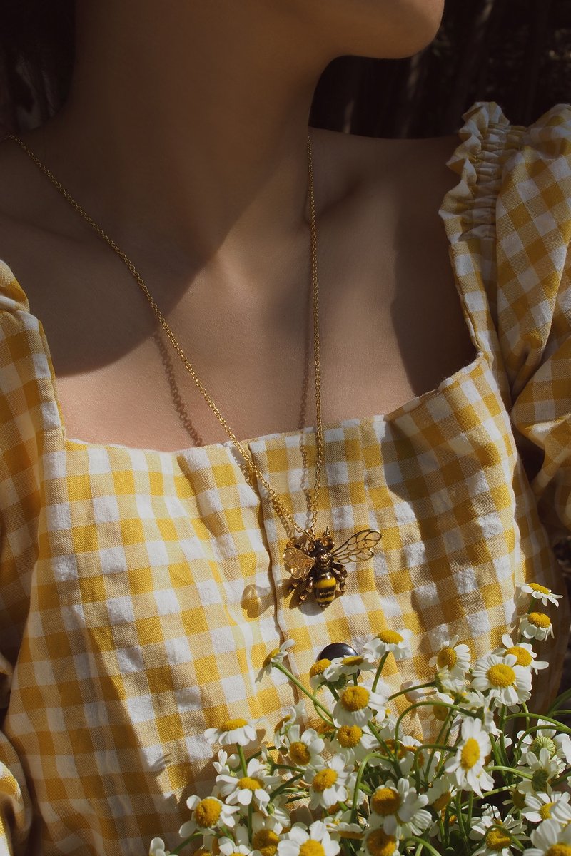 Honey Bee Necklace, Enamel Jewelry, Perfect gift, Spring. - 項鍊 - 其他金屬 黃色