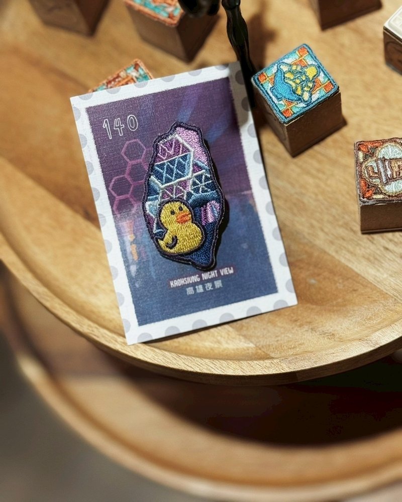 刺繡燙貼/別針 | 台灣地形 - 高雄夜景 | Littdlework - 徽章/別針 - 繡線 多色