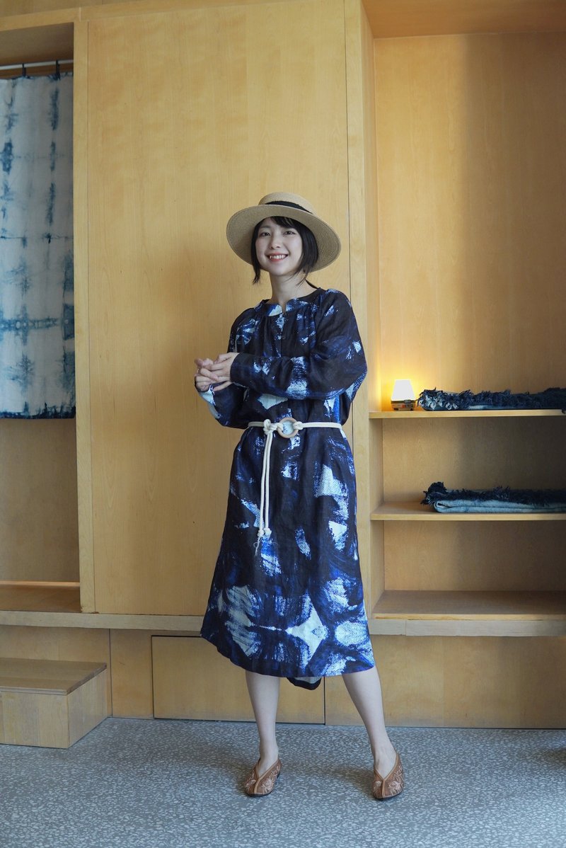 洋裝 亂藍 亞麻洋裝 附木環棉繩腰帶多種穿法 手繪抽象印花連衣裙 - 連身裙 - 棉．麻 藍色