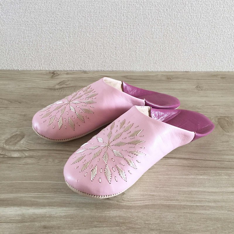新作　手縫い刺繍の上品バブーシュ ( slippers) ブロードリー  バイカラー  ベビーピンク - その他 - 革 ピンク