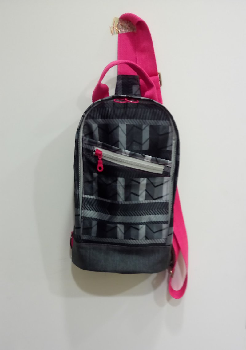 Waterproof shoulder bag-black and gray geometry - กระเป๋าแมสเซนเจอร์ - วัสดุกันนำ้ สีเทา